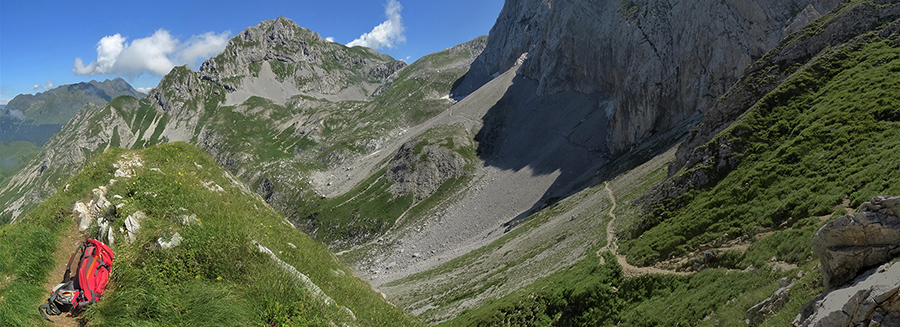 Il Sentiero dei fiori -244- dal Passo di Gabbia con vista sul Mandrone e verso la Corna Piana